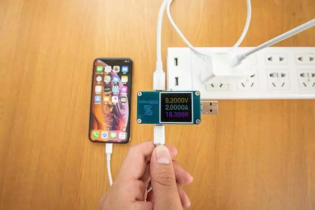 实测PD18W/30W/65W充电器给iPhone xs充电快慢对比