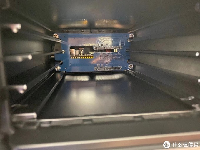 恒行6USB-C双盘位磁盘阵列盒外观展示