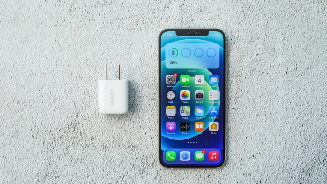 恒行6小金刚PD20W快充开箱：iPhone12最佳充电搭档